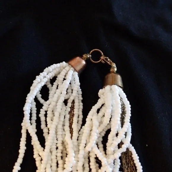 White And Gold Beaded Necklace - Picture 4 of 5